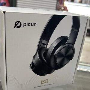 Black Wireless Over-Ear Headset with Plush Cushioning